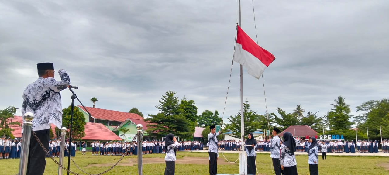 Pilihan Siswa,Guru SMPN 2 Terima Penghargaan di Peringatan HGN 2025